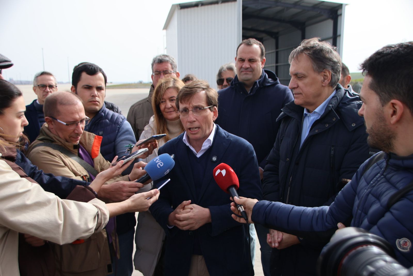 José Luis Martínez Almeida y Carlos García Carbayo, atienden a los medios de comunicación antes de realizar una visita al Puerto Seco de Salamanca