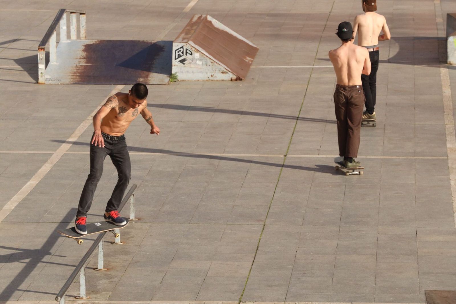 Jóvenes practican skate en la pista junto al Tormes. El buen tiempo y el calor serán típicos durante este fin de semana en Salamanca