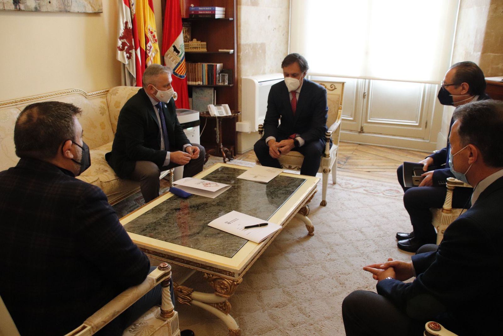 Carlos García Carbayo, se reúne con el presidente de la Junta de Semana Santa, Francisco Hernández Mateo, y los miembros del Consejo Rector