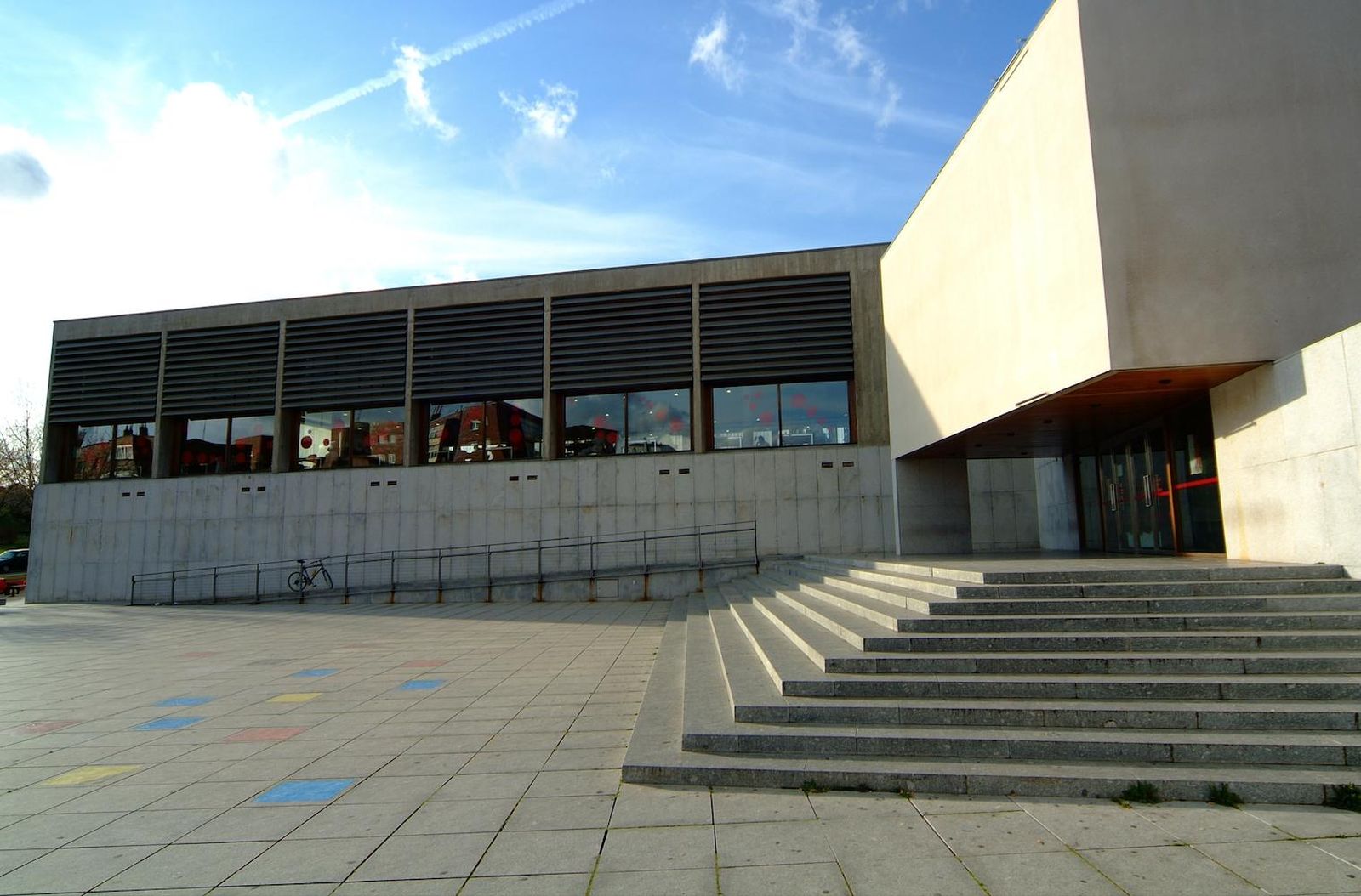 Biblioteca Torrente Ballester fachada. Foto de archivo