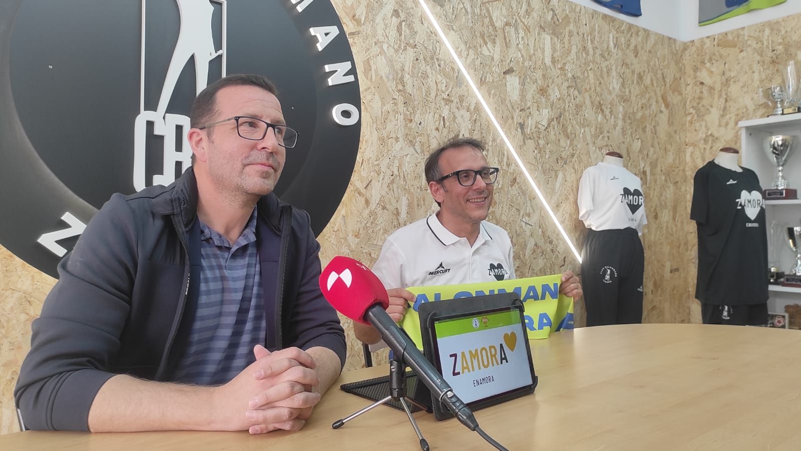 Iñaki Gómez, presidente del Balonmano Zamora, y Félix Mojón, nuevo técnico del primer equipo,