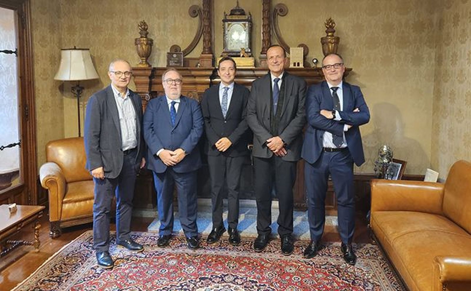 El rector de la Universidad de Salamanca se reúne con un grupo médicos especialistas en cáncer de mama