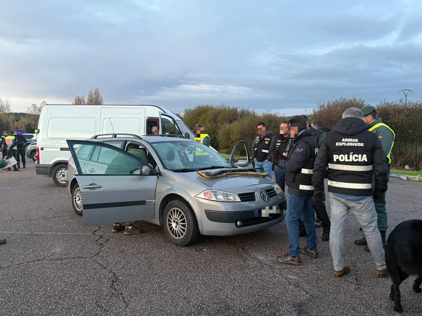 Así trabaja el operativo coordinado de Guardia Civil y PSP que fiscaliza el paso de armas de fuego