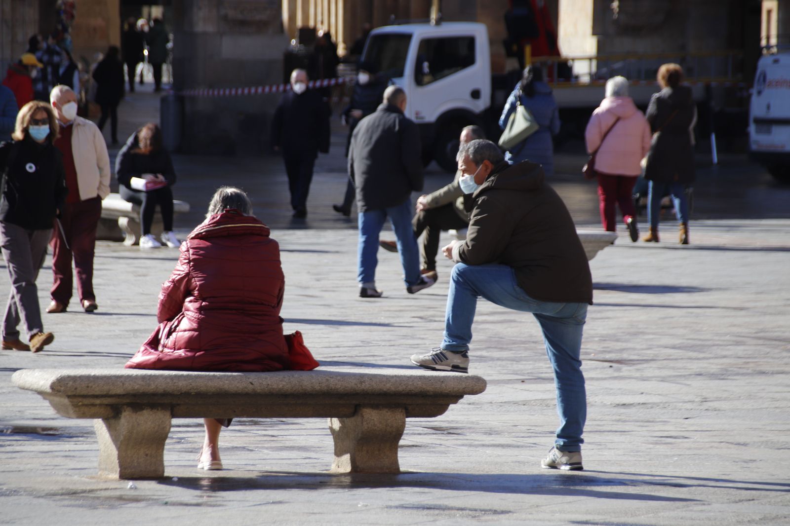 Gente en la Plaza Mayor de Salamanca en invierno
