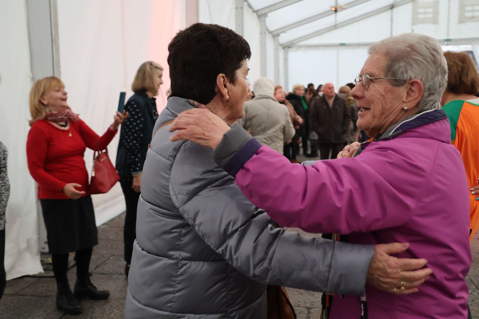 Chocolatada y baile en la carpa de la Plaza Mayor