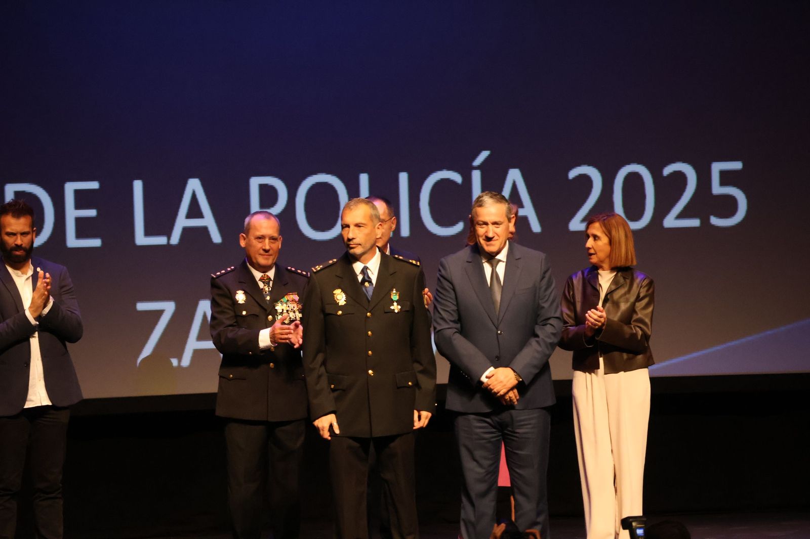 Ceremonia de imposición de condecoraciones a miembros de la Policía Nacional en honor a los Santos Ángeles Custodios