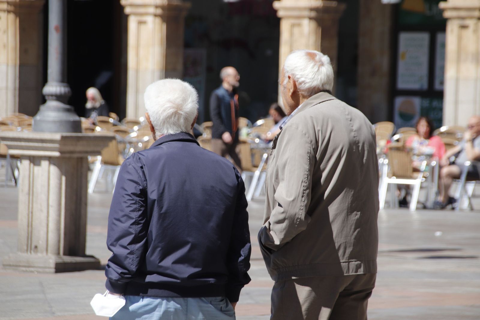 Gente pensionista por las calles de Salamanca