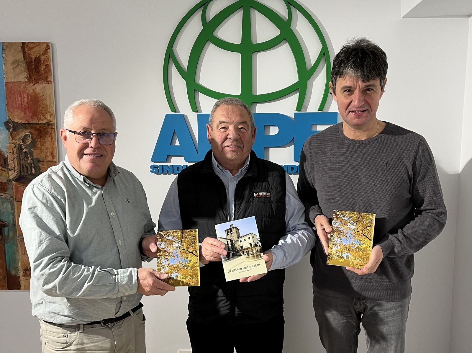 Autor Ángel Estevez, con el presidente de ANPE Guillermo Bueno y el vicepresidente Javier Riesco. Autor Ángel Estevez, con el presidente de ANPE Guillermo Bueno y el vicepresidente Javier Riesco.