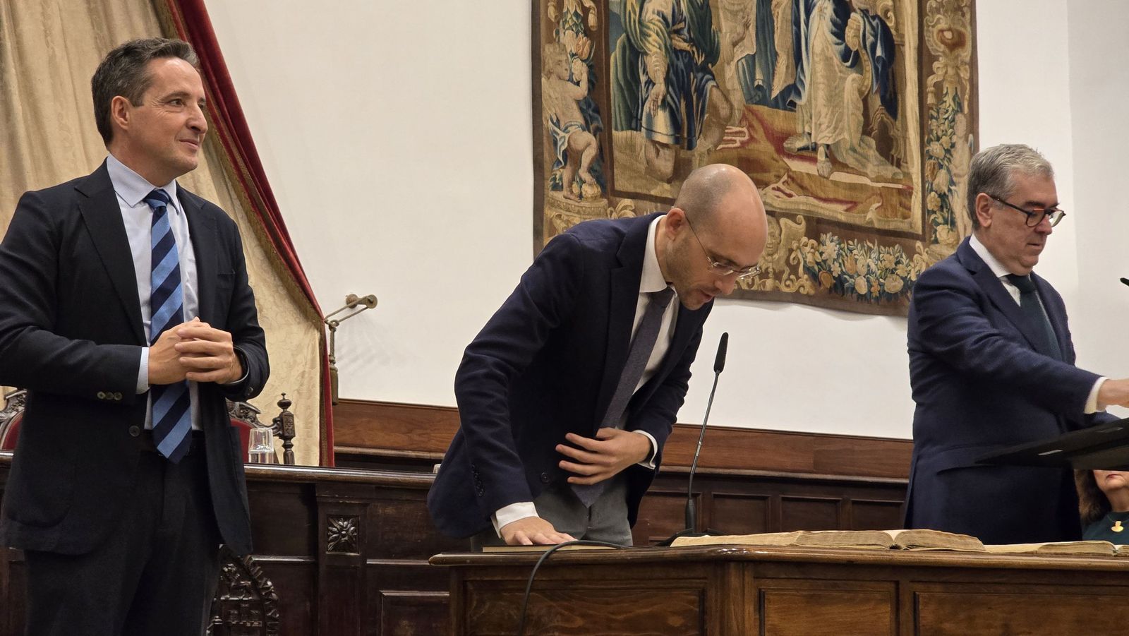 El rector de la Universidad de Salamanca preside el acto de toma de posesión de nuevos cargos académicos y del personal docente e investigador