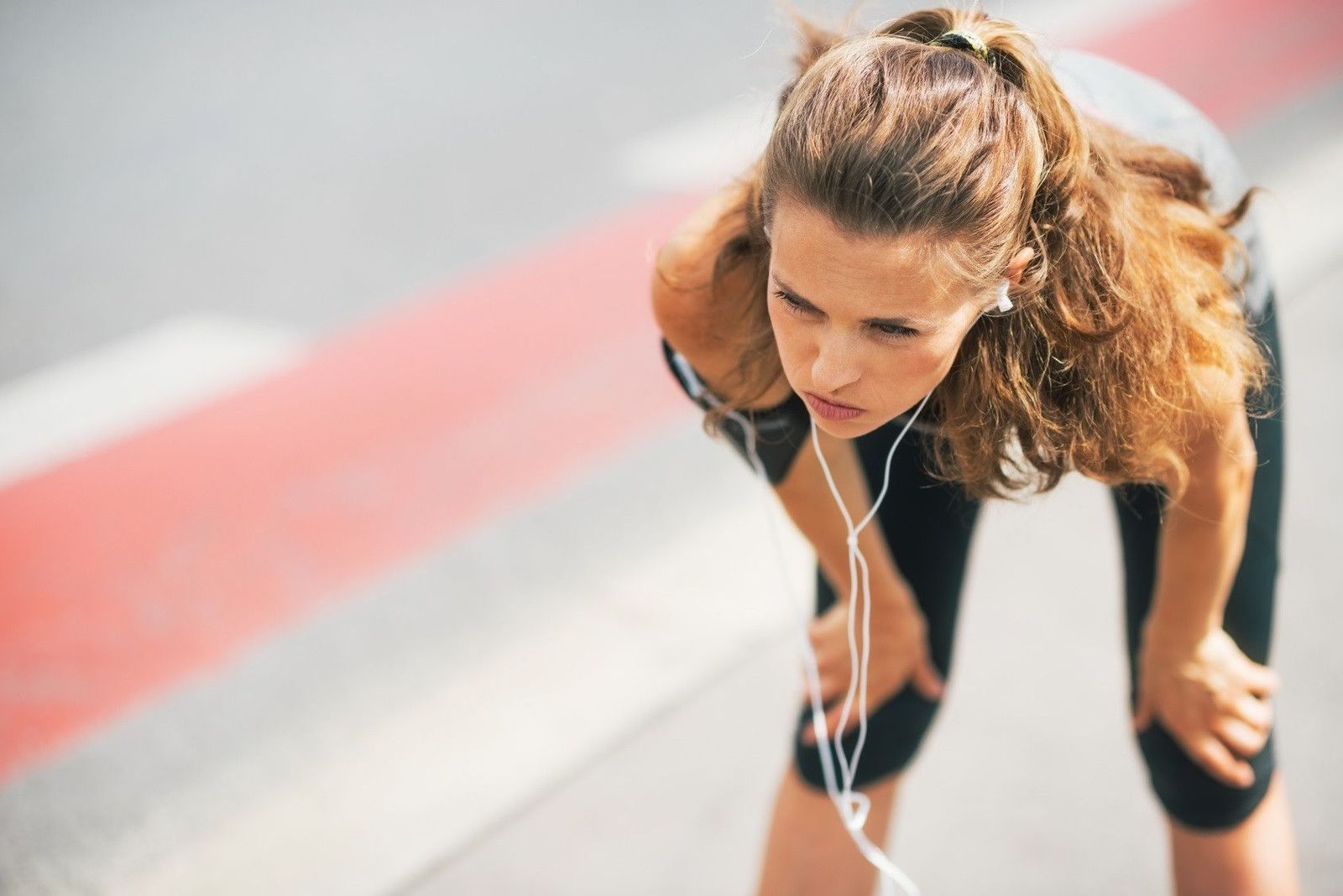Una chica descansa después de correr