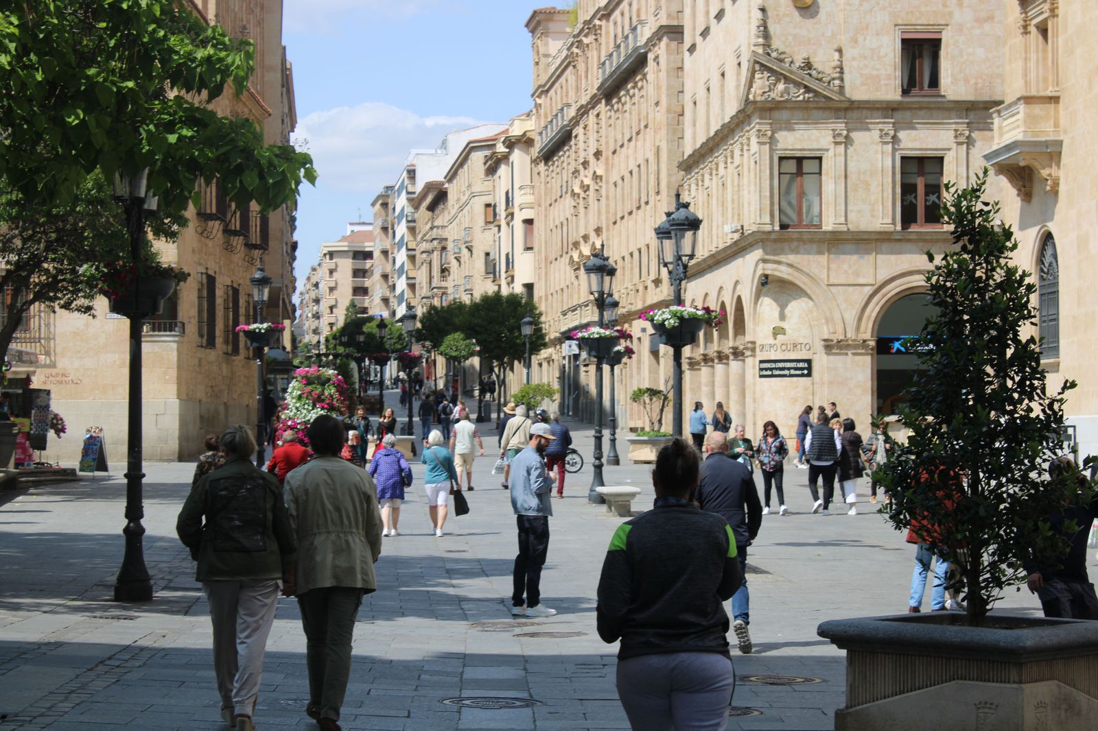 Gente paseando por las calles de Salamanca | Foto de archivo