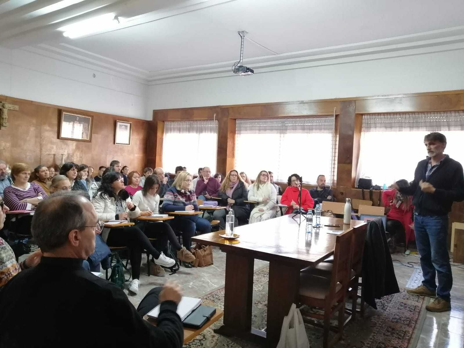 El encuentro con  Daniel Rodríguez, Miembro del Comité Técnico de FOESSA que ha explicado, a trabajadores y voluntarios de Cáritas Diocesana de Zamora, las principales brechas de exclusión de Castilla y León.