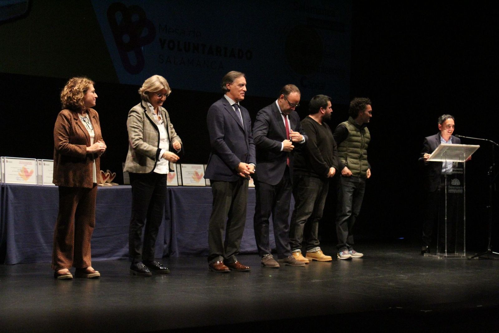 El alcalde de Salamanca, Carlos García Carbayo, participa en el acto con motivo del Día Internacional del Voluntariado.