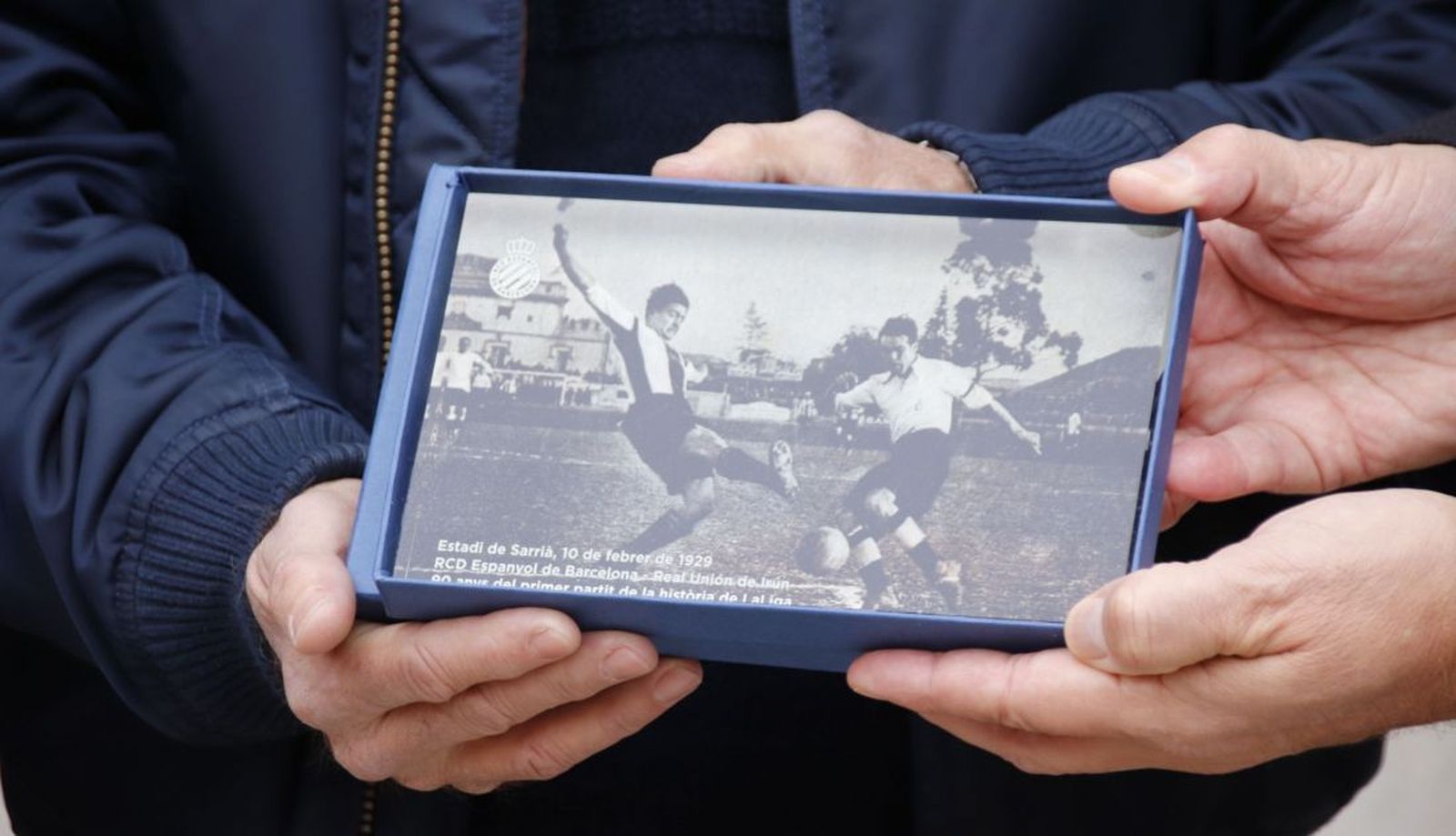 Carbayo, descubre una placa en homenaje al futbolista olímpico Ángel González Castaño.