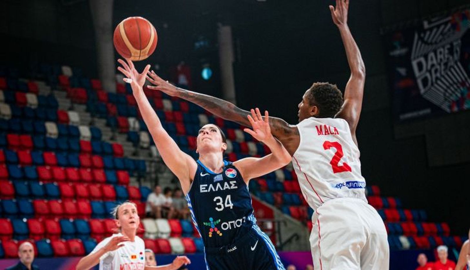 La griega Fasoula, ante Montenegro | FOTO FIBA