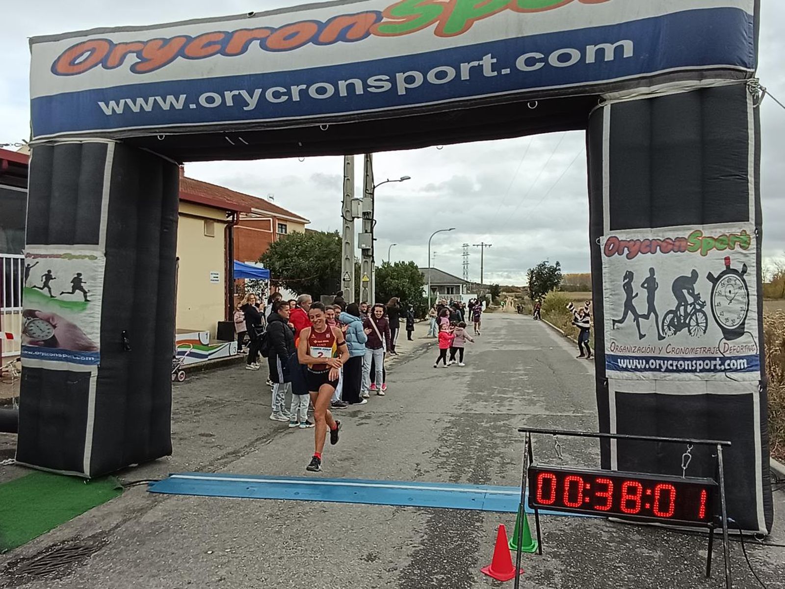 Verónica Sánchez Romero, ganadora de la primera Carrera Popular Almenara de Tormes - Enusa