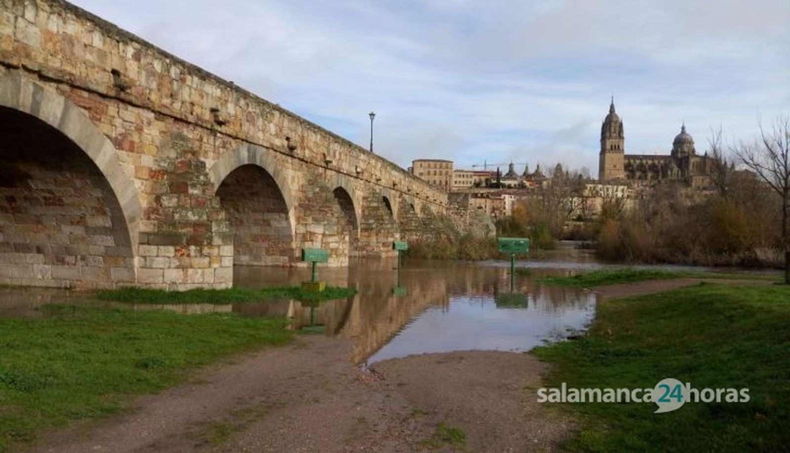 Agua en el Puente Romano y embarcadero del Tormes. Foto de archivo