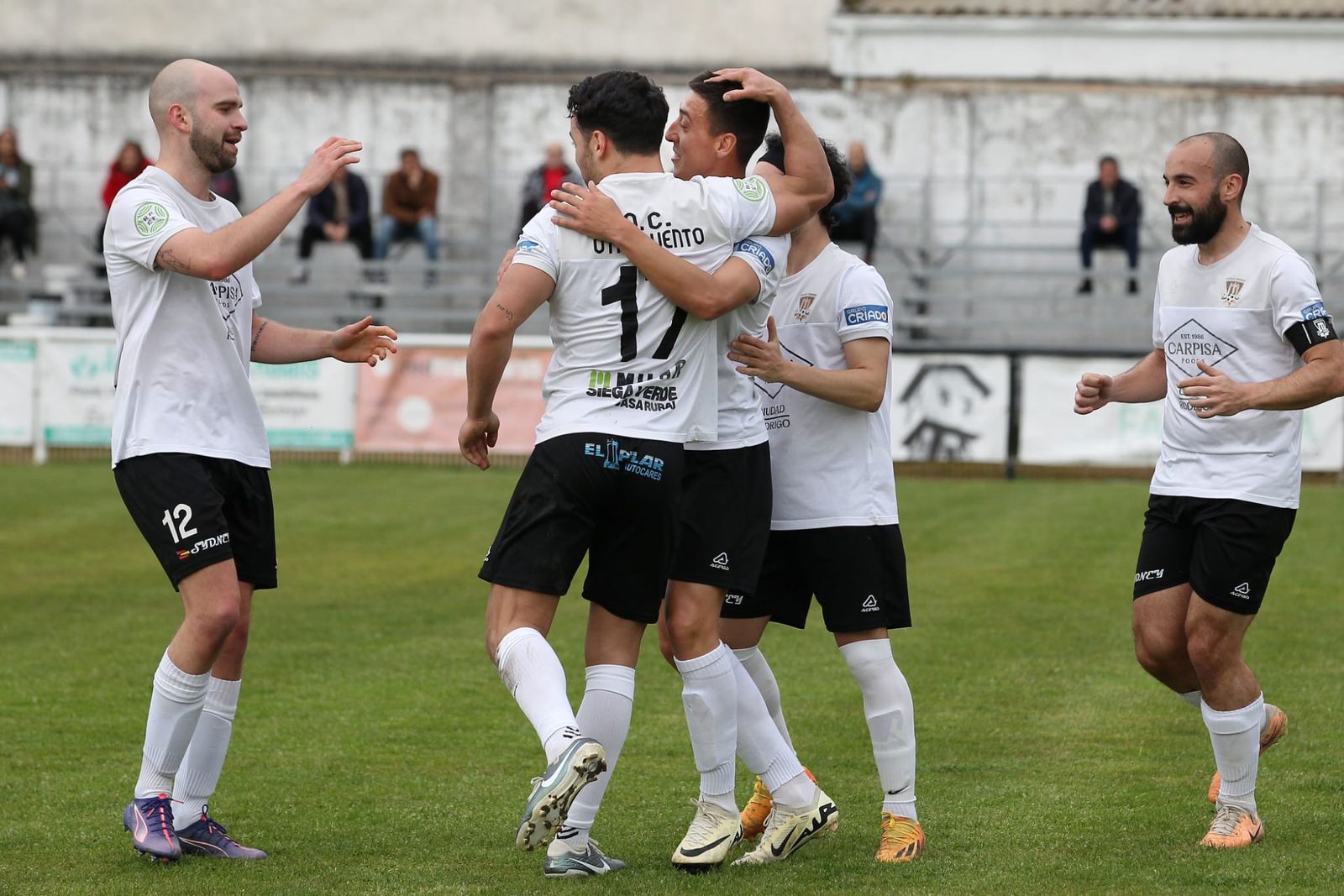 Los jugadores del Ciudad Rodrigo celebran un gol en el Francisco Mateos Los jugadores del Ciudad Rodrigo celebran un gol en el Francisco Mateos