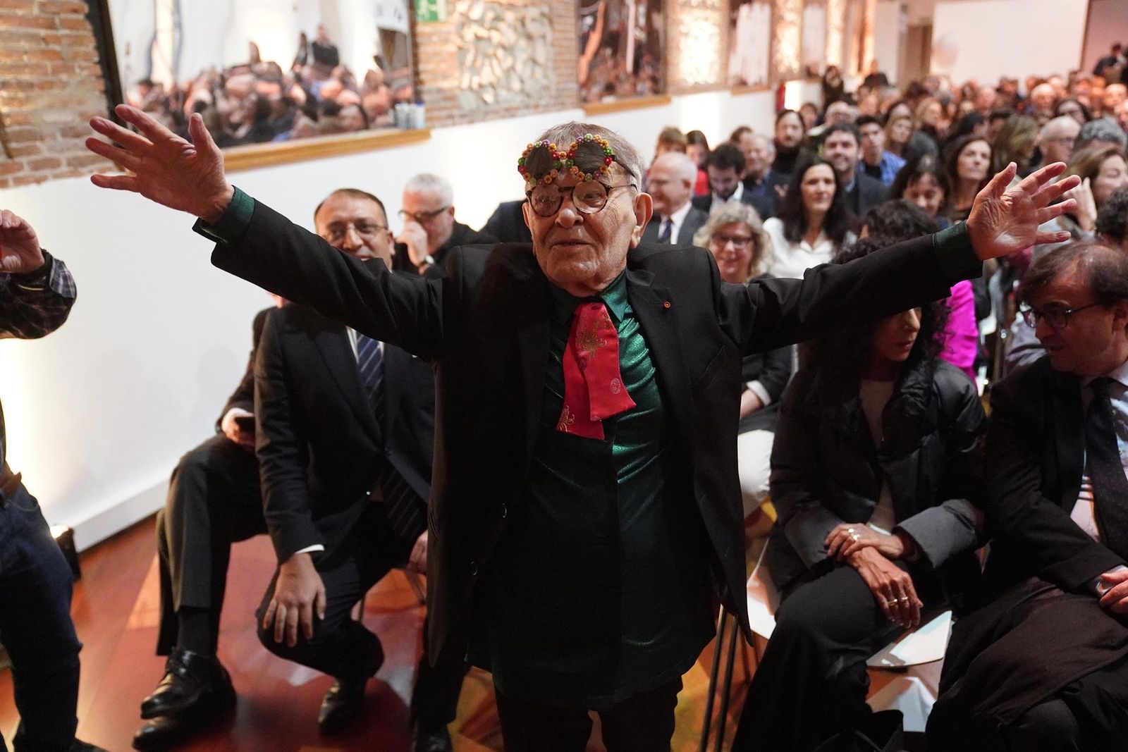 El escritor Fernando Arrabal recibe el Premio Zenda de Honor (a una carrera literaria) durante la ceremonia de entrega de la primera edición de los Premios Zenda, en la Real Fábrica de Tapices, a 14 de enero de 2025, en Madrid (España).- A. Pérez Meca - Europa Press - Archivo El escritor Fernando Arrabal recibe el Premio Zenda de Honor (a una carrera literaria) durante la ceremonia de entrega de la primera edición de los Premios Zenda, en la Real Fábrica de Tapices, a 14 de enero de 2025, en Madrid (España).- A. Pérez Meca - Europa Press - Archivo