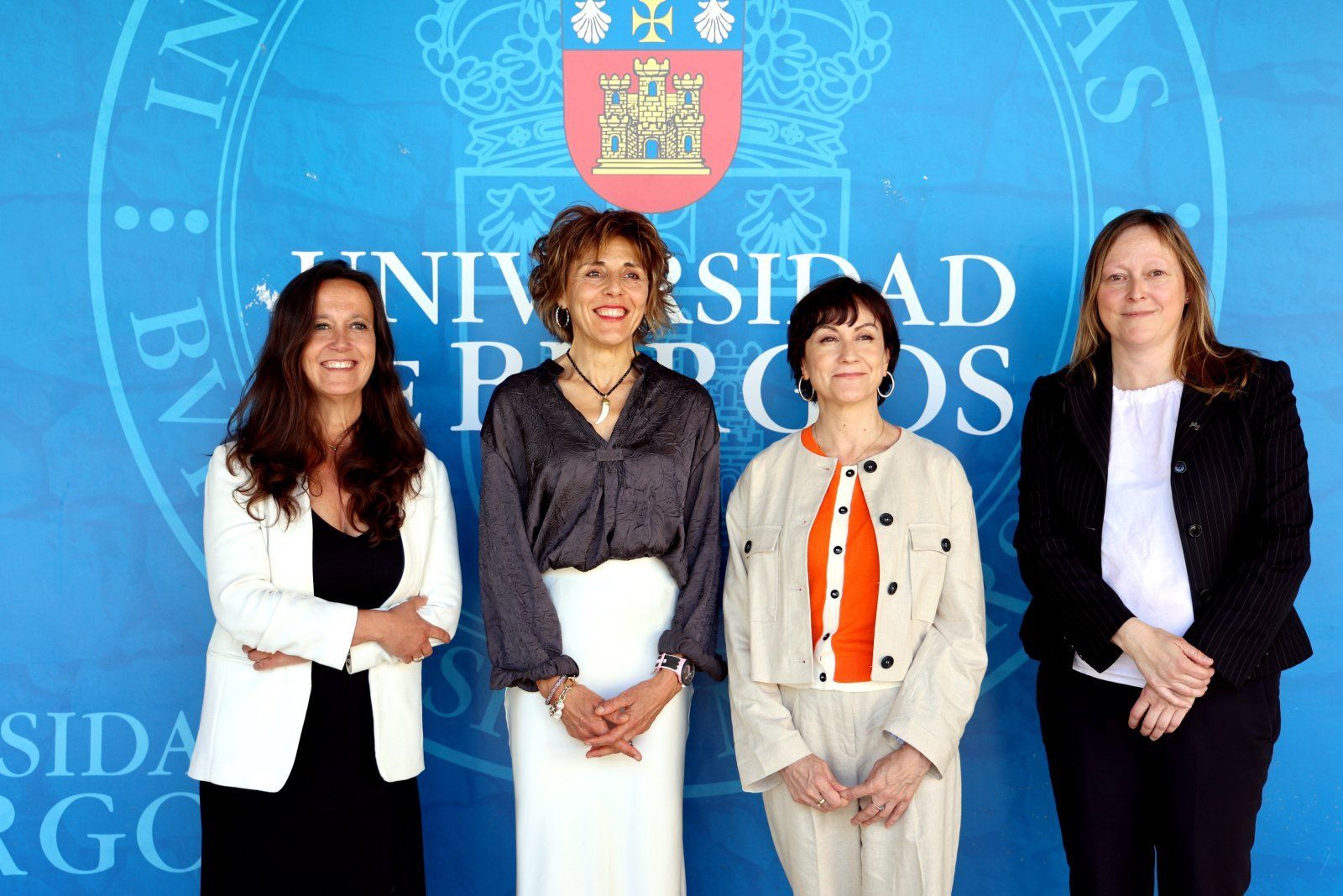 El portal científico de UPSA se integra en el Portal de Ciencia y Tecnología de Castilla y León con la firma de Ana Mª Fermoso García, vicerrectora de Investigación y Transferencia de la UPSA, en representación del Rector, y Verónica Calderón Carpintero, presidenta del Consorcio BUCLE y vicerrectora de Investigación, Transferencia e Innovación de la Universidad de Burgos. Foto UPSA