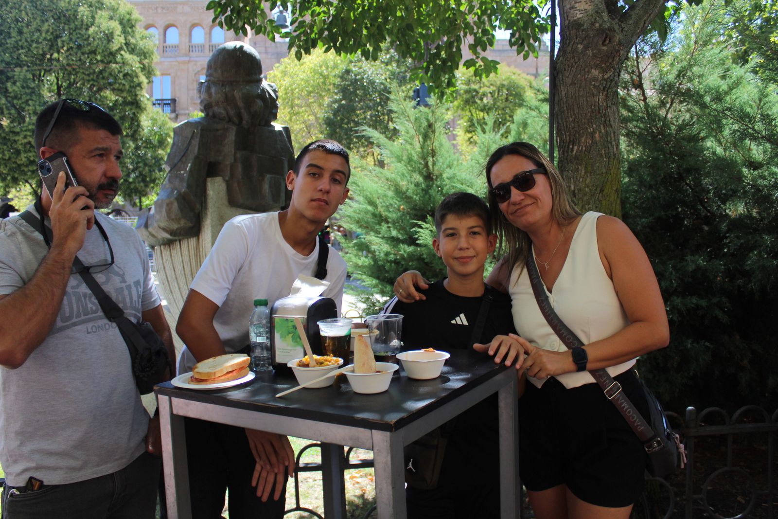 Ambiente en la Feria de Día en el mediodía de este sábado