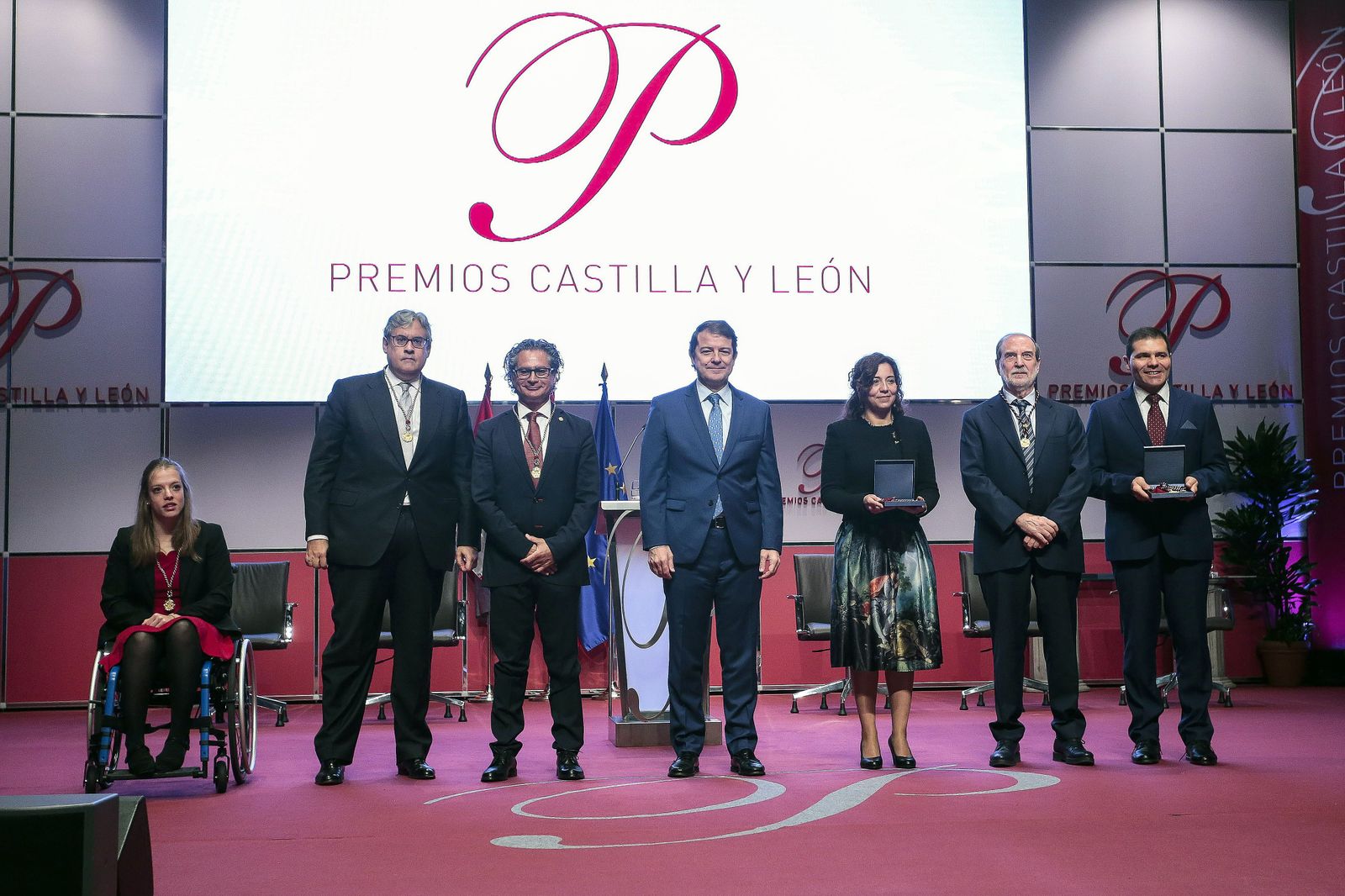 Alfonso Fernández Mañueco con los premiados | Agencia ICAL