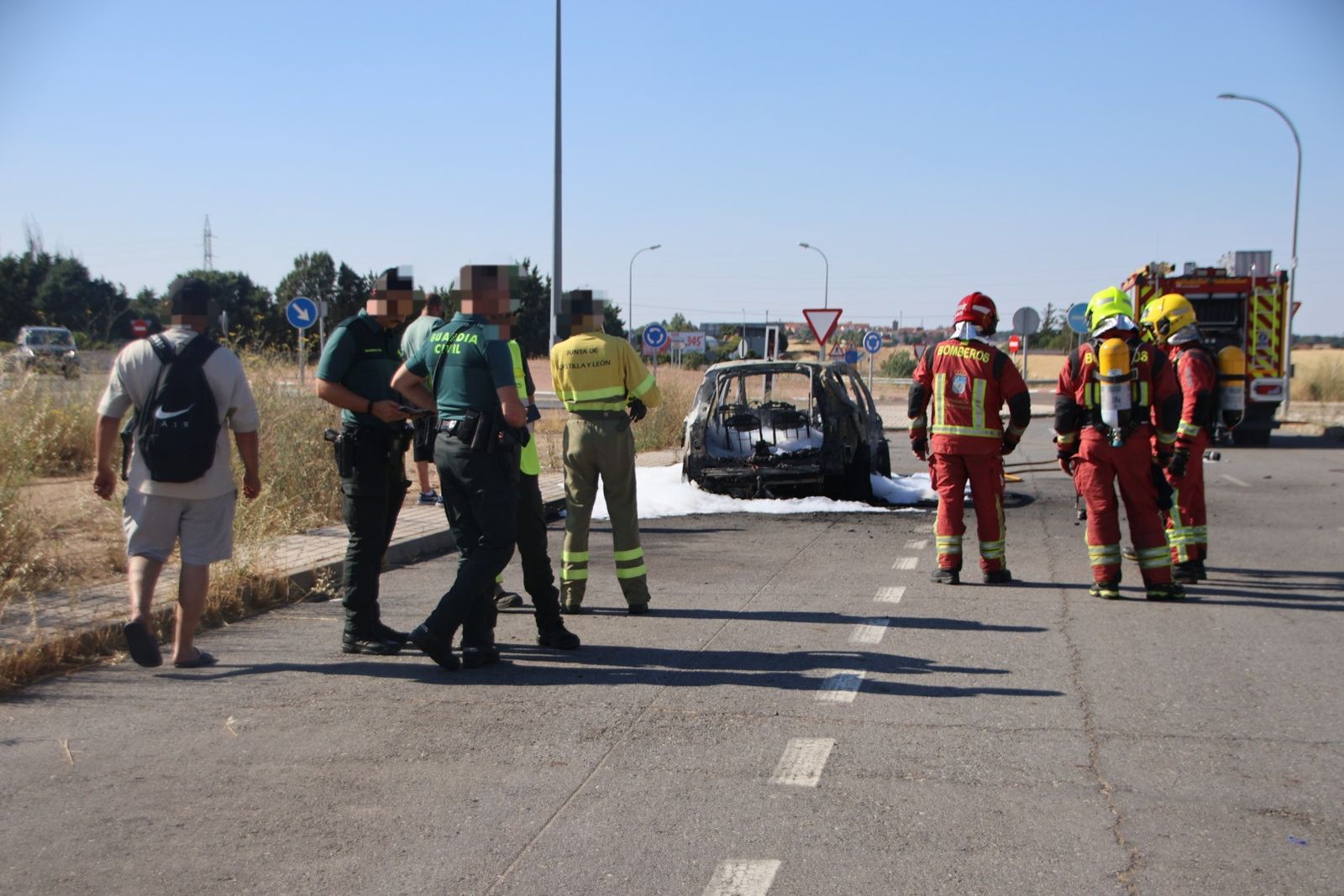 Calcinado un vehículo junto a la carretera de Zamora