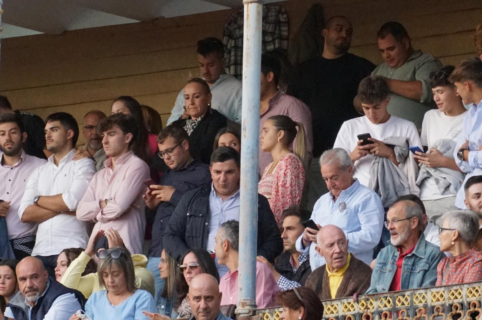 resumen-fotografico-del-ambiente-en-los-tendidos-de-la-glorieta-durante-la-corrida-concurso-22-de-septiembre-fotos-juanes-23