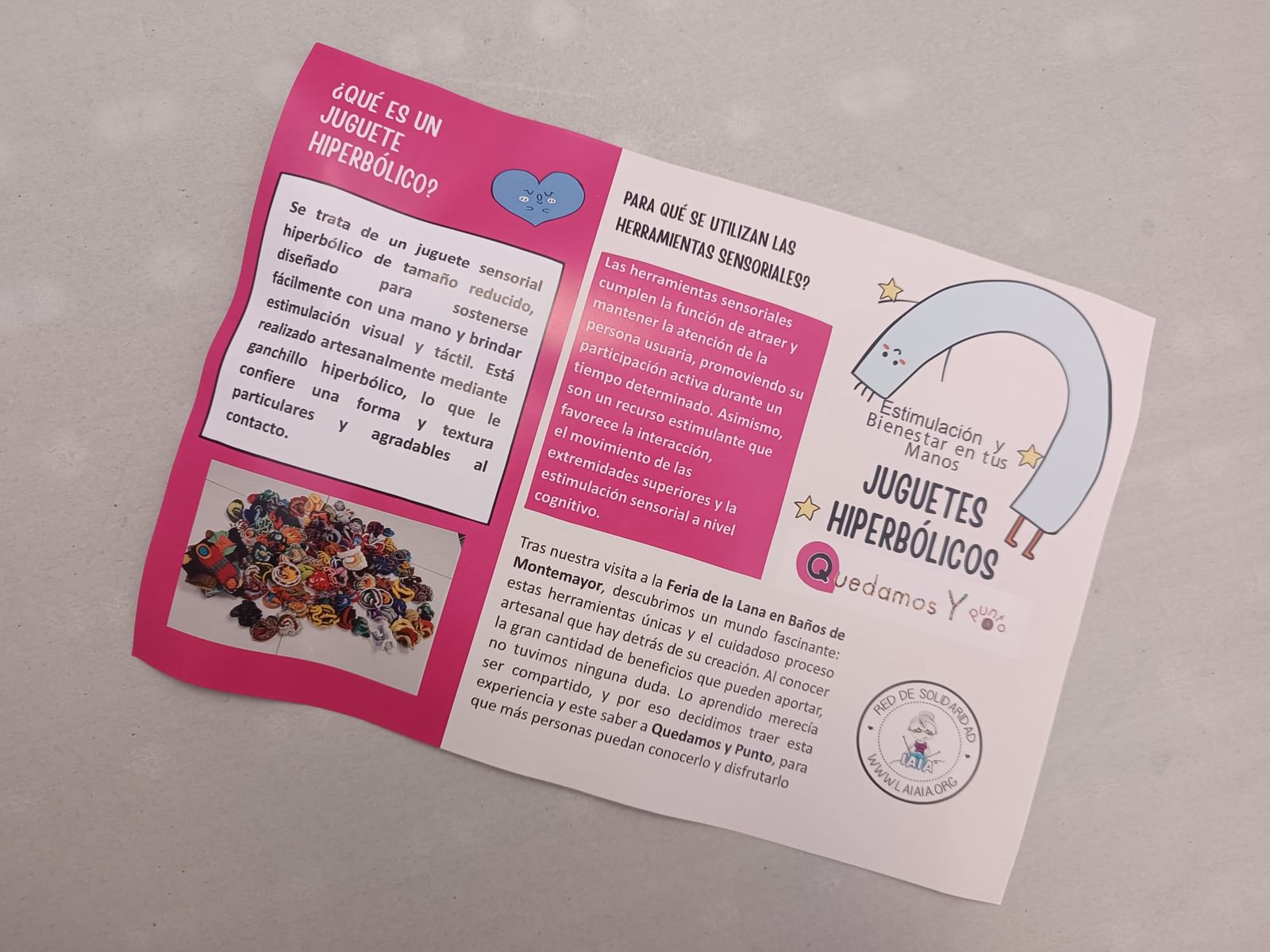 La Asociación ZOES entrega juegos hiperbólicos y manguitos tejidos a ganchillo con lana a entidades sociales de Salamanca