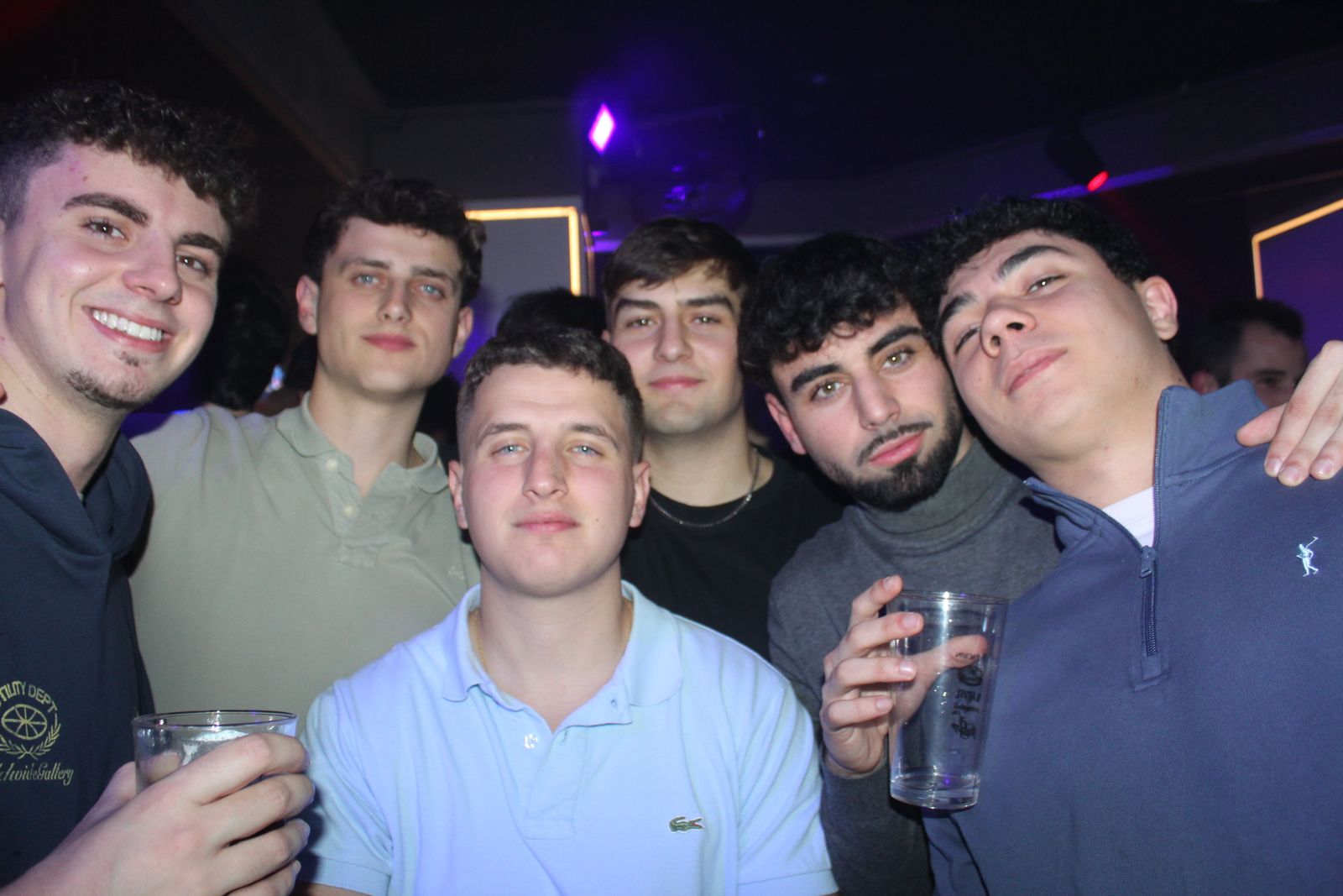 El Fin de Año Universitario continua por los bares de la capital del Tormes tras las doce campanadas