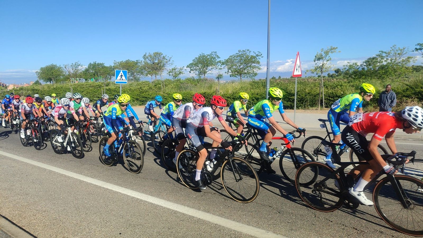 Enzo García, de Promesal, se lleva una doble victoria ciclista en Segovia y Madrid