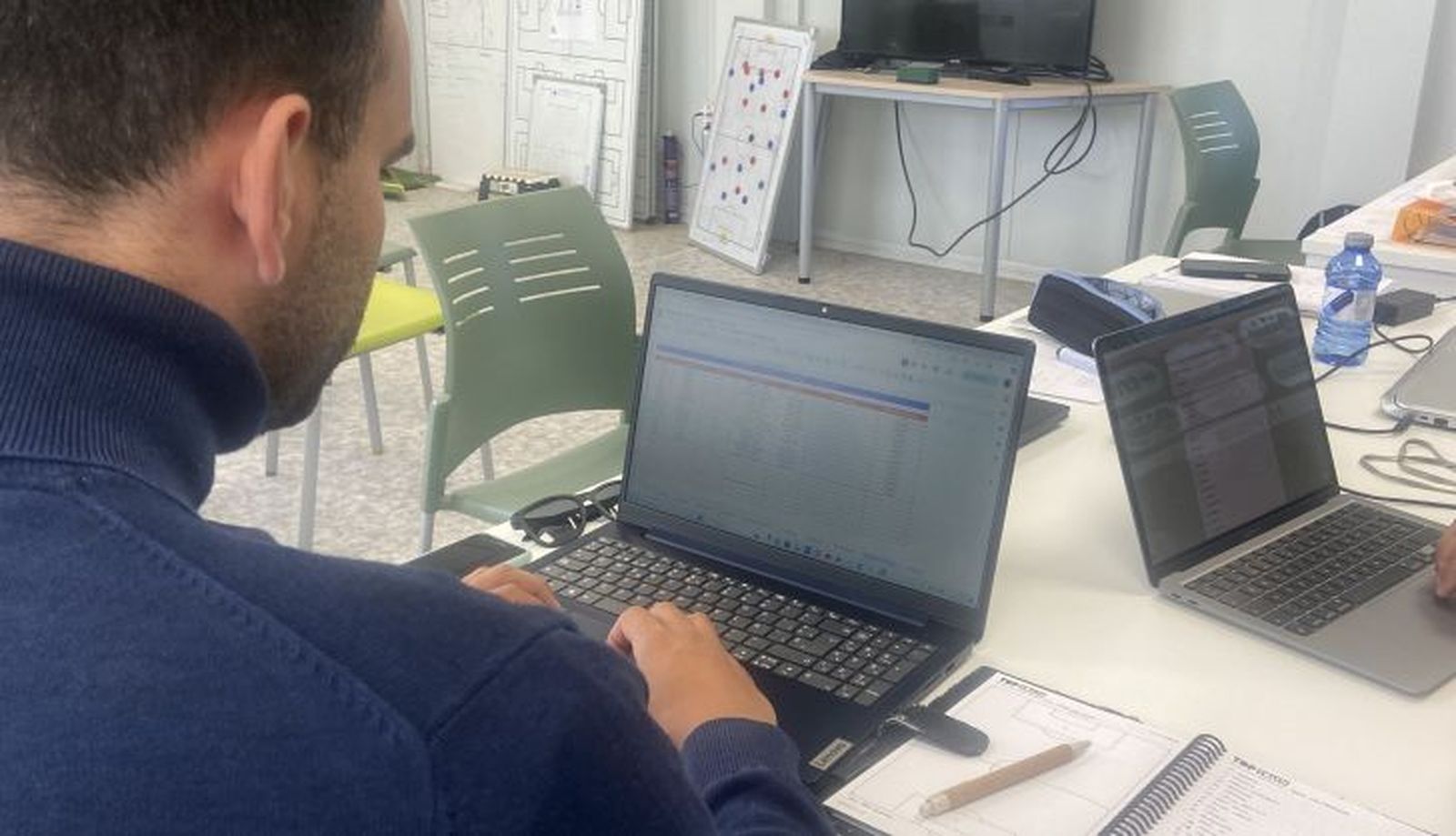 Antonio Paz trabaja en la sala del Reina Sofía | FOTO SALAMANCA24HORAS.COM