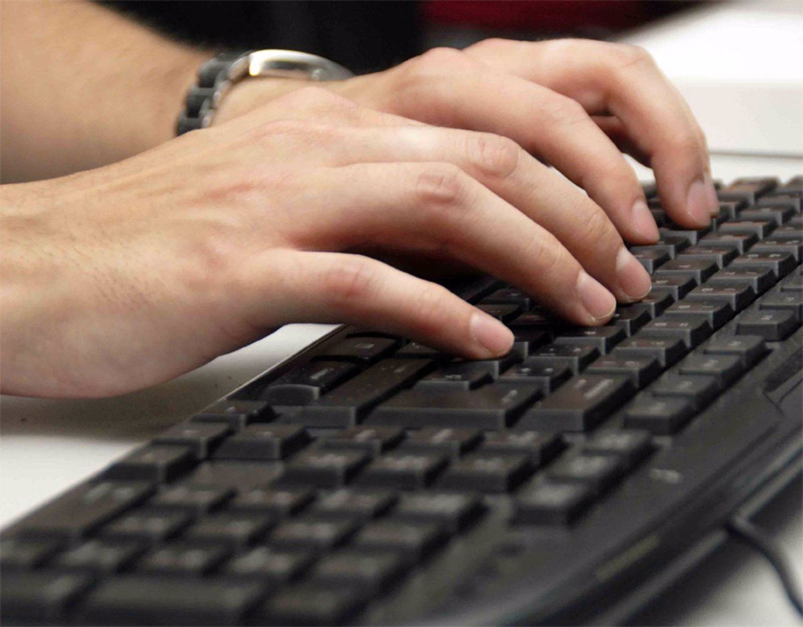 Hombre con un teclado de ordenador. Foto EP Hombre con un teclado de ordenador. Foto EP