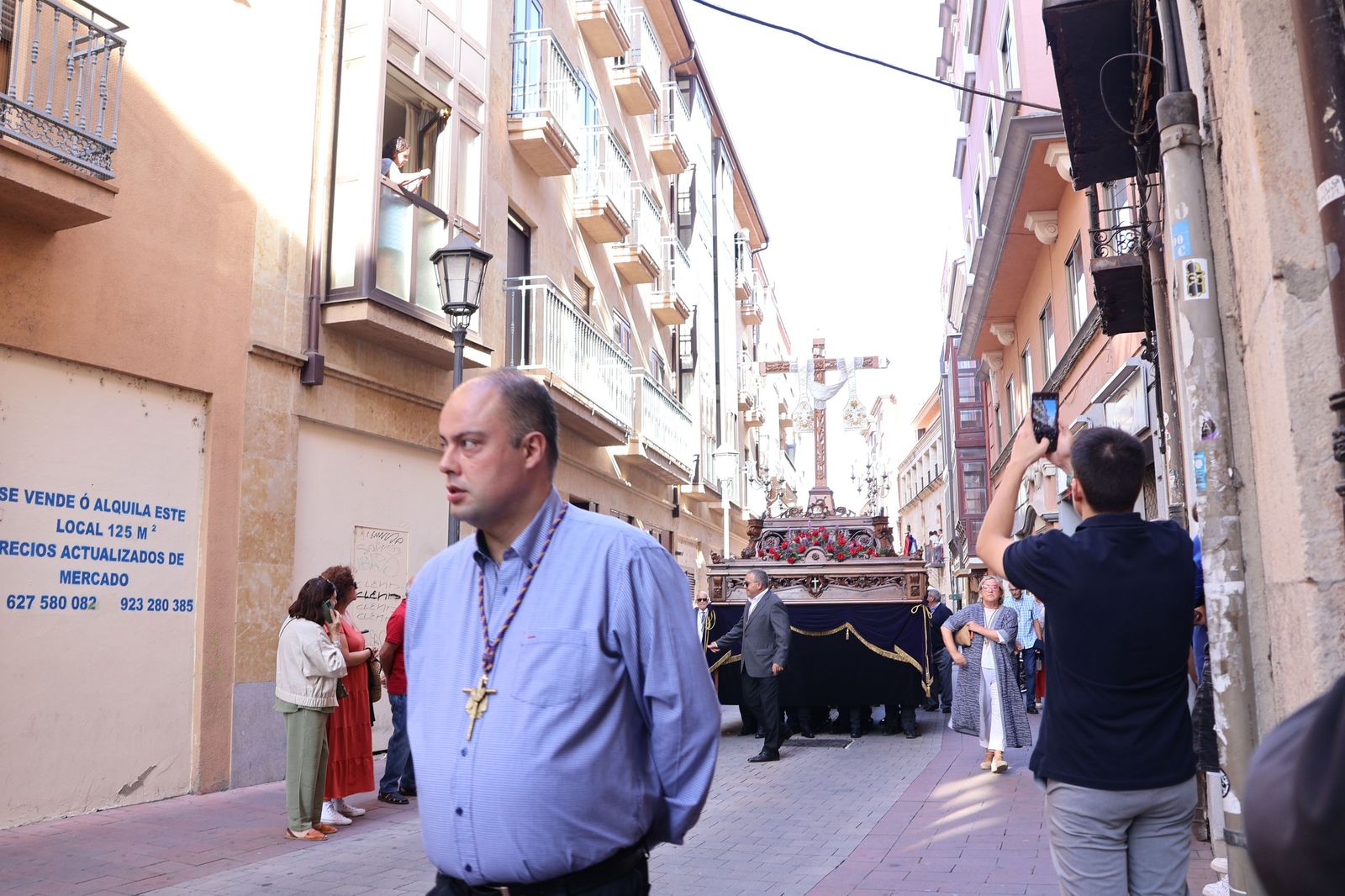 La Exaltación de la Cruz procesiona por las calles de Zamora rumbo a la carpa de San Bernabé