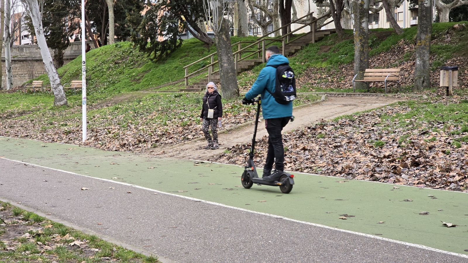 Patinete eléctrico por el carril bici del Puente Enrrique Esteban