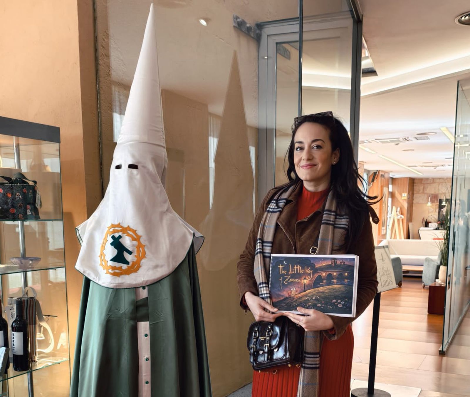 La zamorana Ester Madero con un ejemplar de su nuevo cuento que verá la luz en unos días