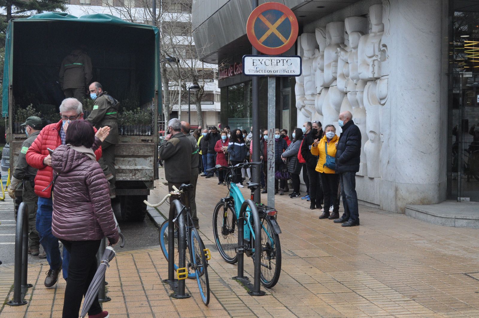 Entrega de árboles en la Junta