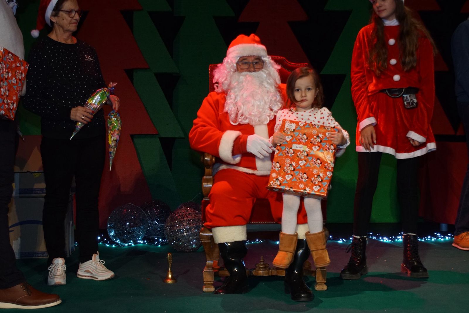 Papá Noel recorre las calles de Alba de Tormes y entrega regalos a los niños