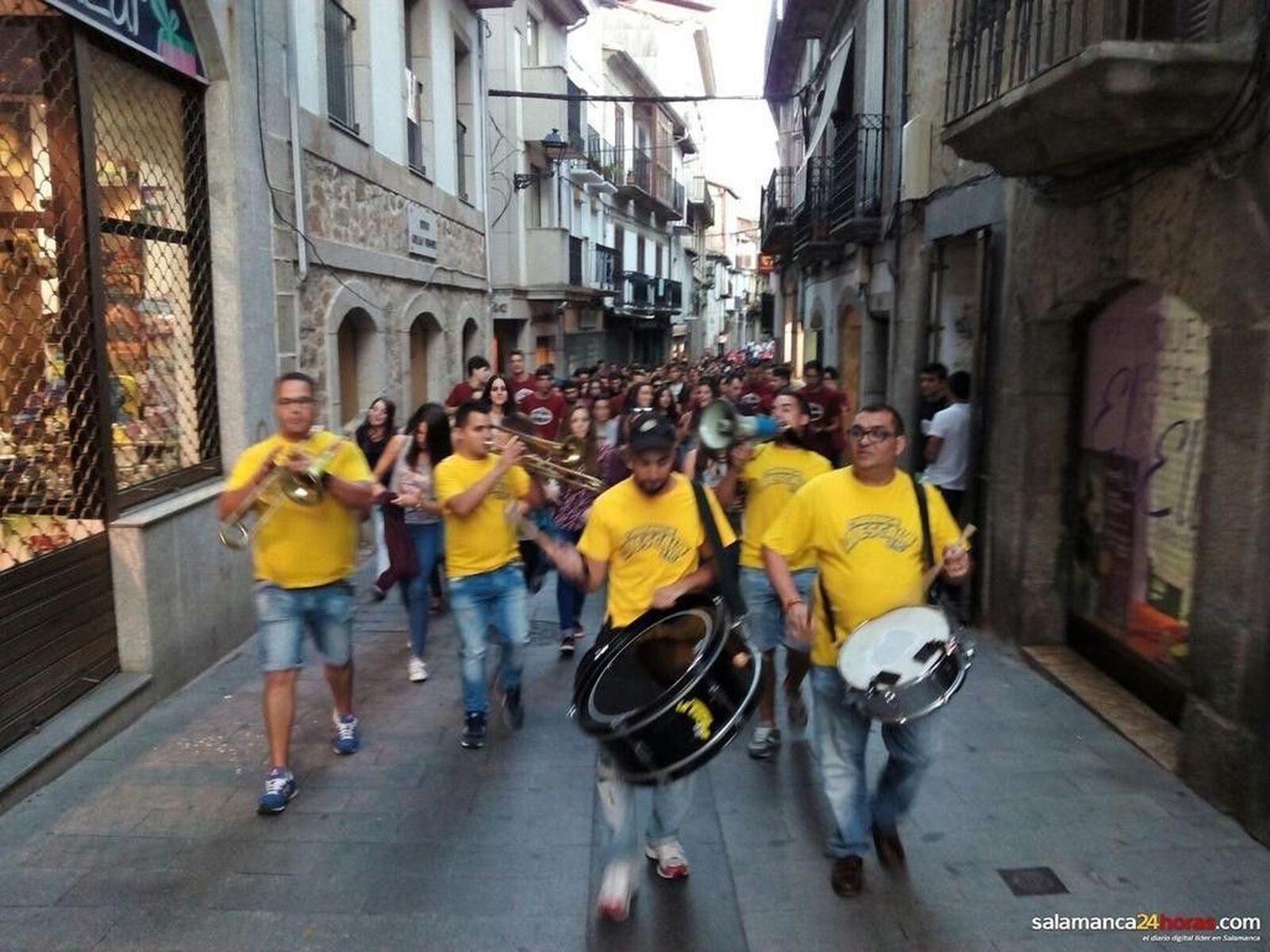 Fiestas en Béjar: desfile de peñas y pregón