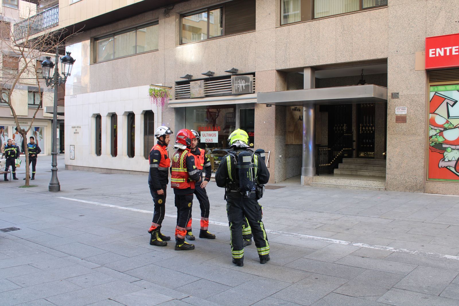 bomberos-y-policia-local-en-la-calle-bientocadas-por-olor-a-gas-15