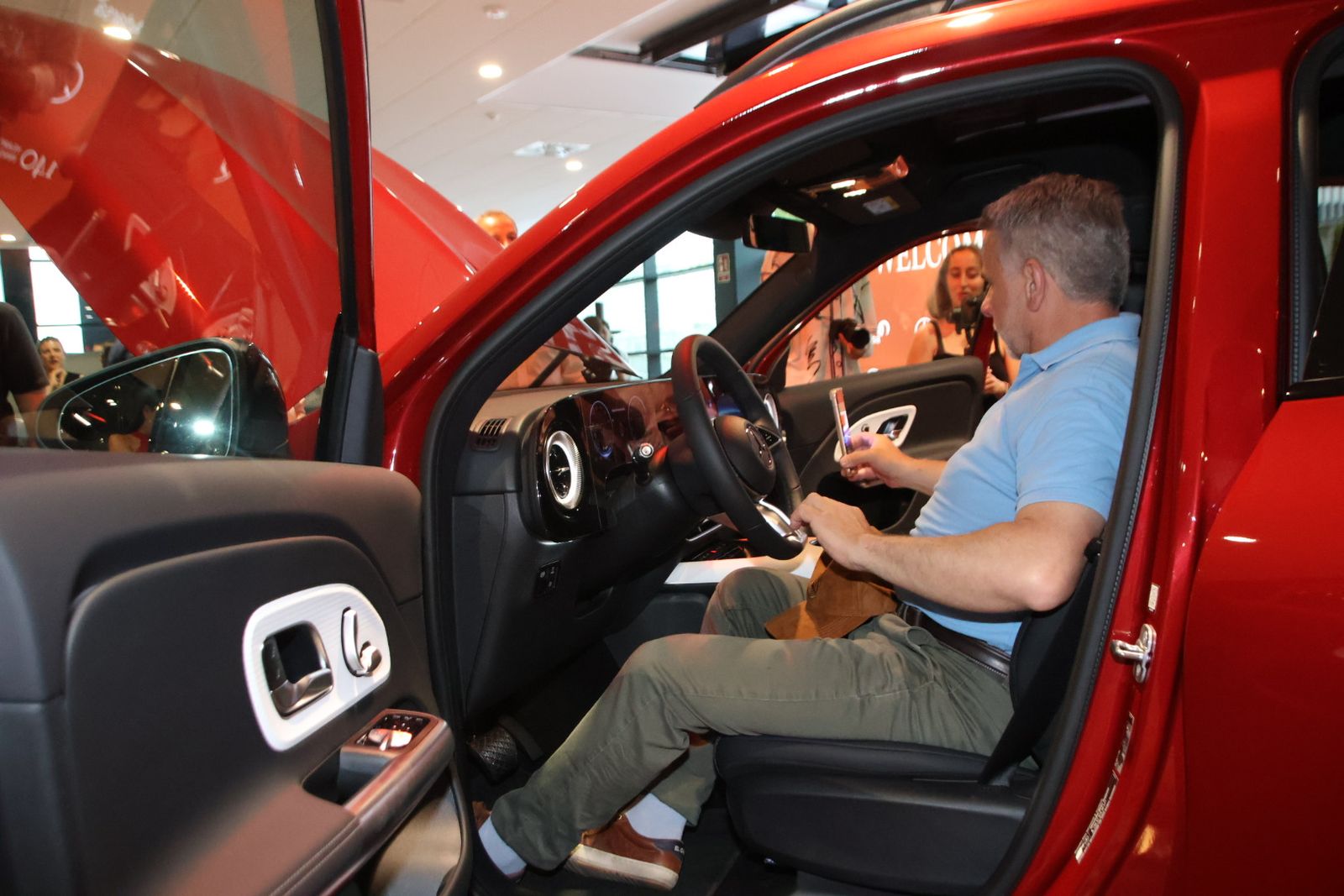 Presentación dos coches en la mercedes