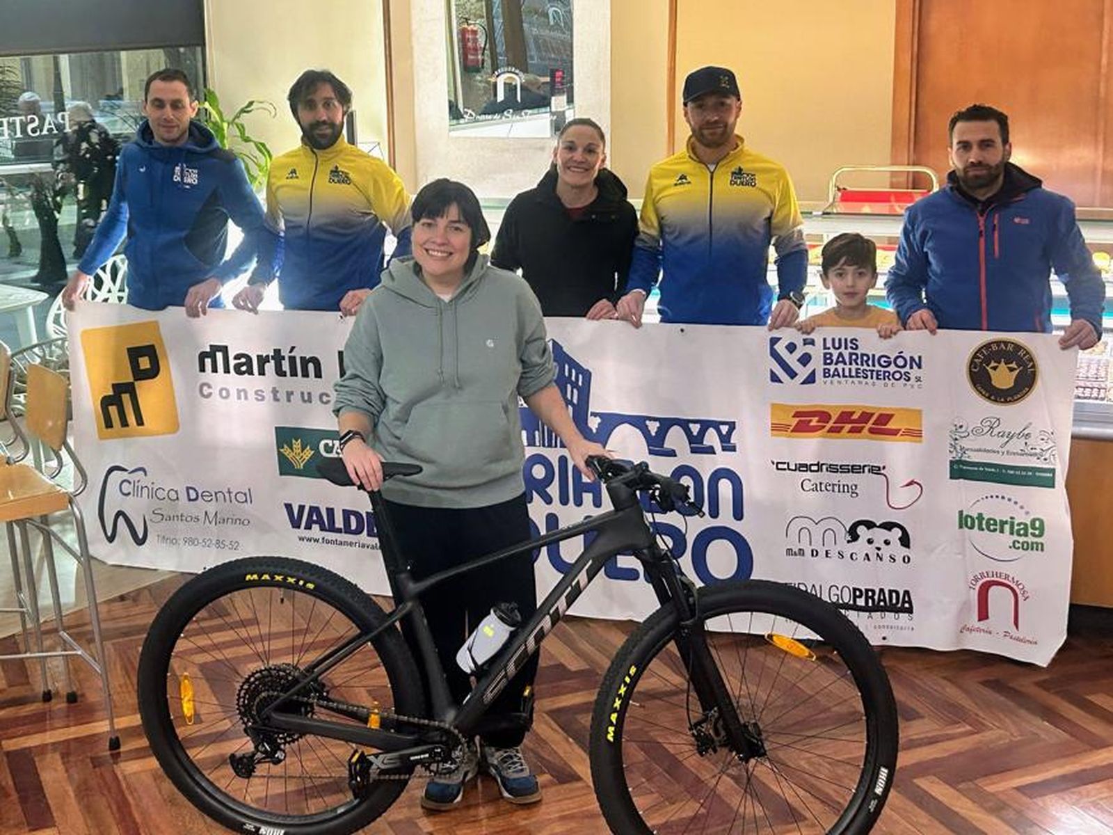 Entrega de la tradicional bicicleta sorteada en el Sorteo Extraordinario de Navidad a Olga Ruiz Matías