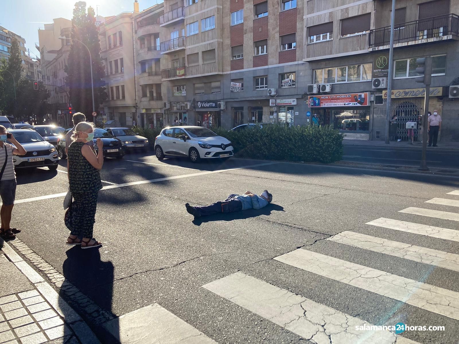 Hombre tumbado en la Puerta de Zamora 1