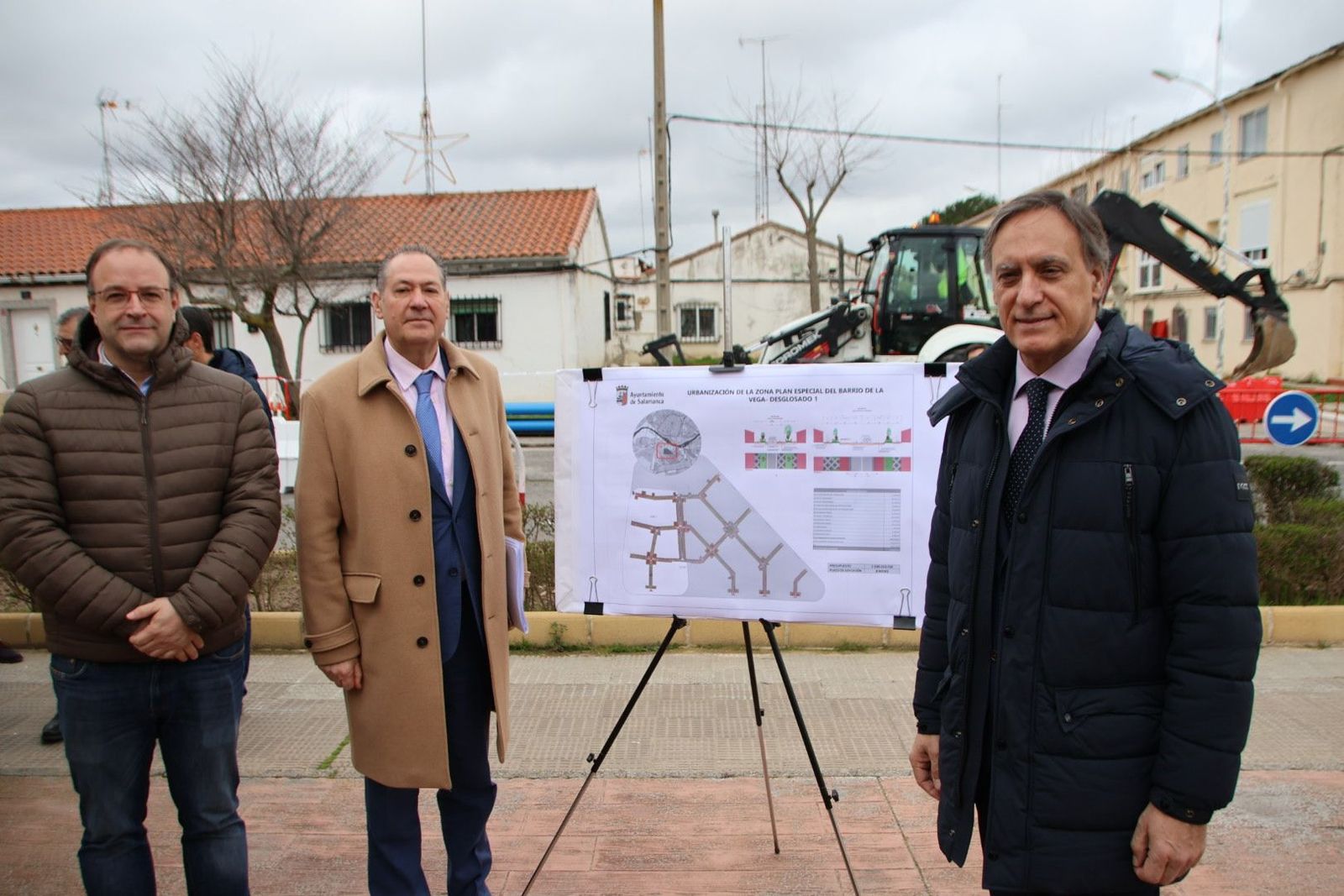 El alcalde de Salamanca, Carlos García Carbayo, visita las obras de urbanización del barrio La Vega
