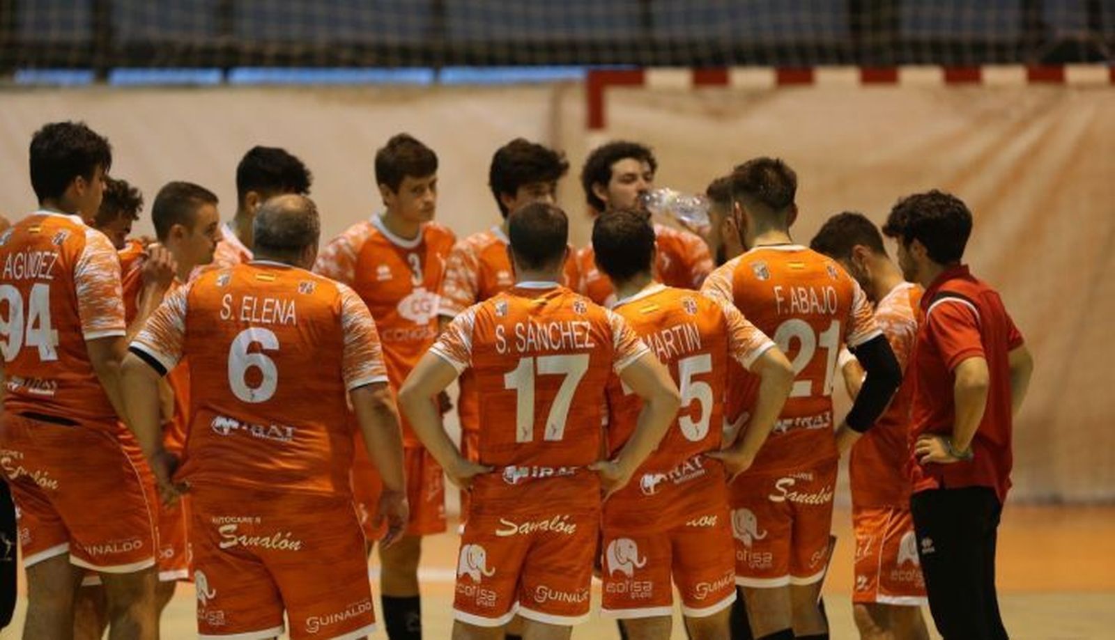 Juan Martín del Boca da instrucciones en un tiempo muerto / FOTO SALAMANCA24HORAS.COM