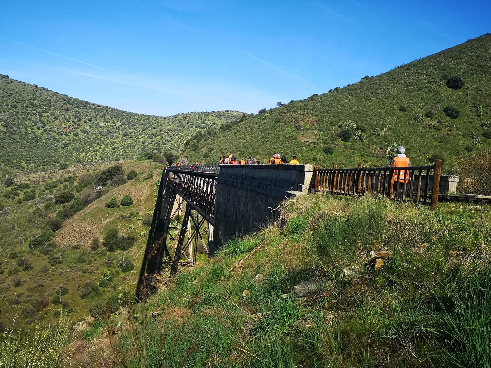Más de un centenar de senderistas recorren La Fregeneda entre almendros en flor