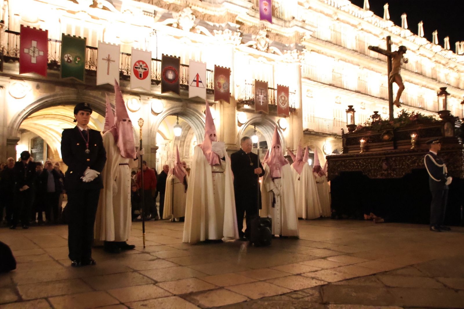 Emotivo desfile por el centenario de Seráfica Hermandad de Nazarenos con gran presencia de niños