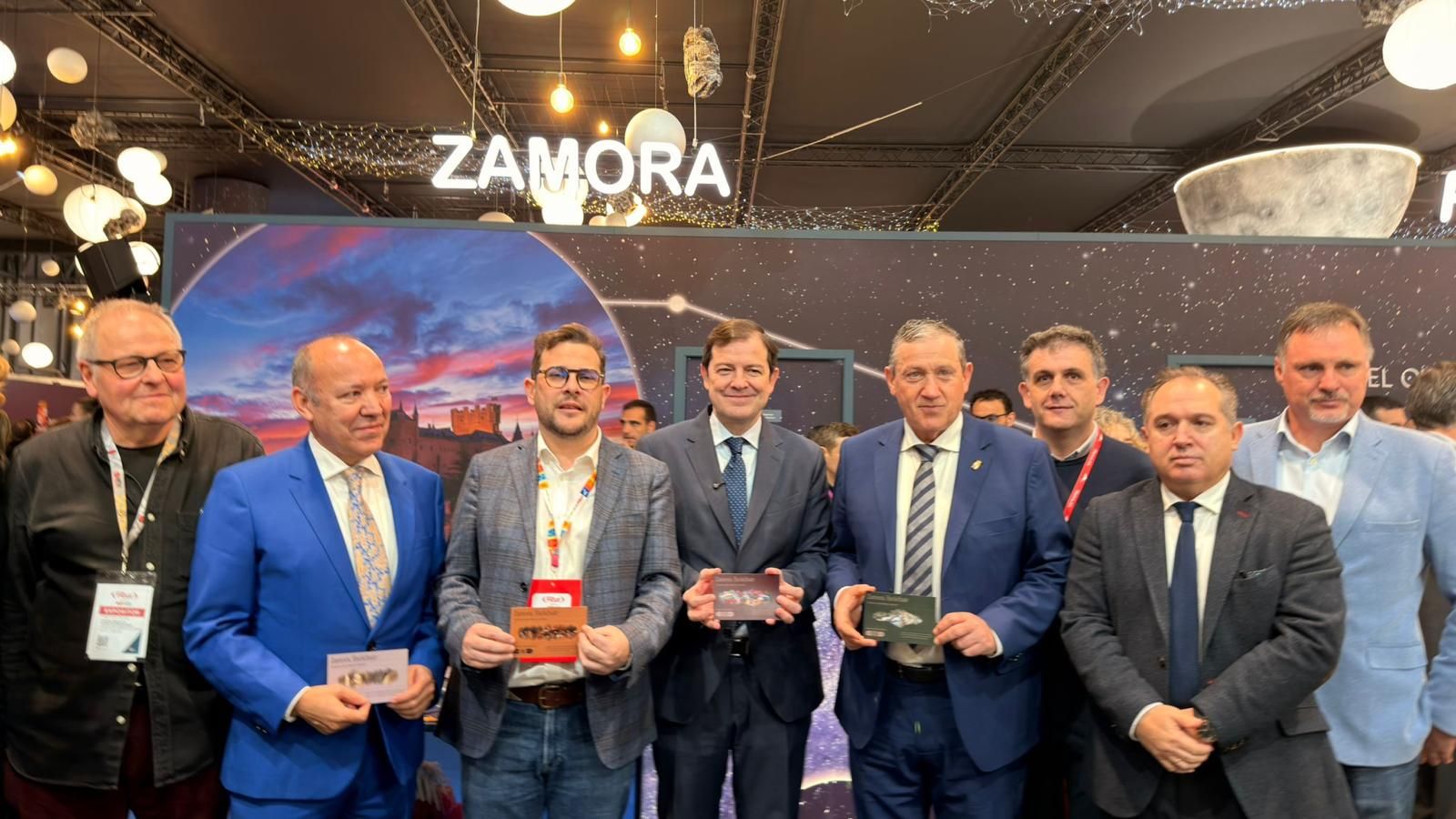 Personalidades políticas frente al stand de Zamora en Fitur