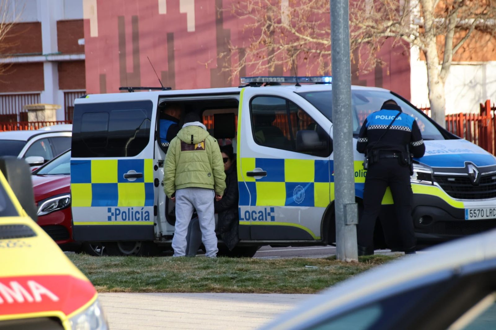 policia-local-y-ambulancia-en-un-atropello-en-la-calle-rafael-lapesa-1