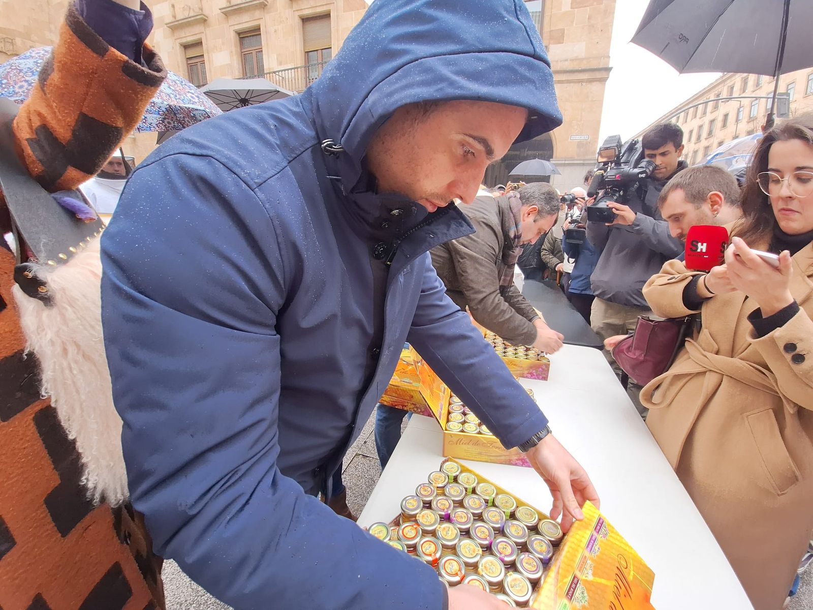 Los apicultores reparten mil tarritos de miel en protesta por el acuerdo de Mercosur  (5).jpeg